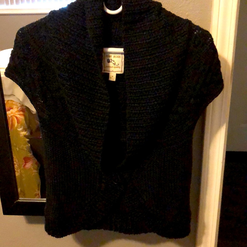 Short sleeve sweater.